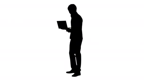 Silueta Businessman pomocí notebooku stojící. Skvělé zprávy. — Stock video
