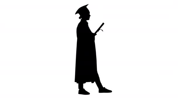 Siluet, mezuniyet cübbesi giymiş hayal kırıklığına uğramış bayan öğrenci beklerken diplomasını sallıyor.. — Stok video