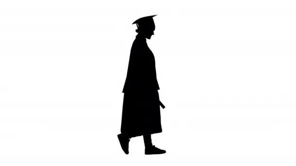 Silhouette Smiling estudiante femenina en bata de graduación caminando con su diploma. — Vídeo de stock