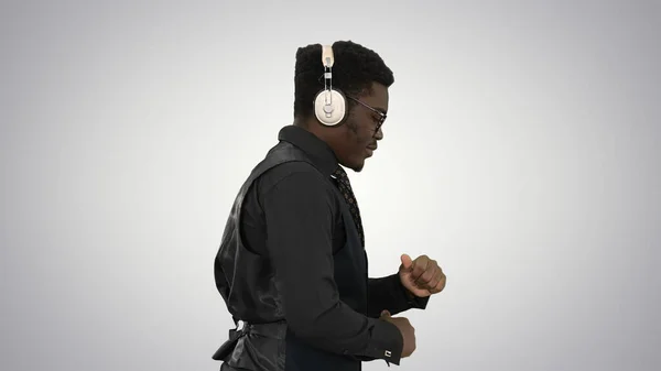 Joven afroamericano hombre escuchando música en auriculares y —  Fotos de Stock