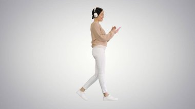 Müzik dinleyen mutlu kız akıllı telefon takıyor.