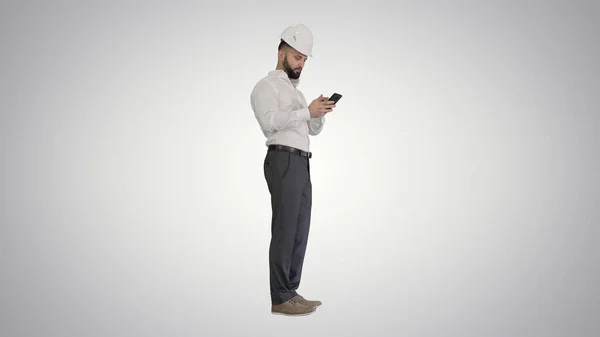 Smart engineer in white shirt and safety engineering hat using s — Stock Photo, Image