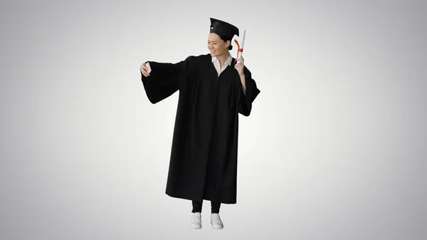 Feliz mulher graduado segurando diploma e fazendo selfie em seu p — Fotografia de Stock