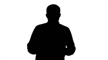 Sıradan yürüyen ve kameraya konuşan siluet adam..