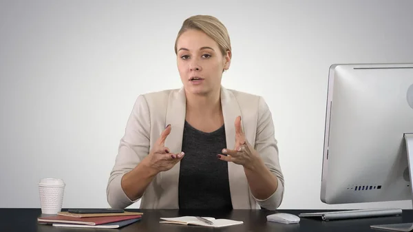 Hermosa joven empresaria dando un discurso a la cámara en g — Foto de Stock