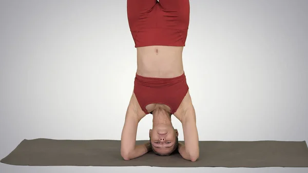 Schöne junge Frau macht Yoga-Übung Variation der unterstützten — Stockfoto