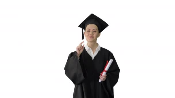 Mujer enérgica graduada caminando con diploma y dando un discurso motivador sobre fondo blanco. — Vídeos de Stock