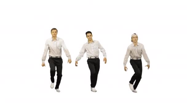 Beyaz tişörtlü, senkronize dans eden üç adam beyaz arka planda kameraya bakıyor.. — Stok video