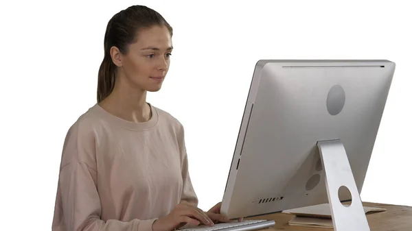 Donna freelance sta lavorando a un nuovo progetto sul computer su sfondo bianco. — Foto Stock