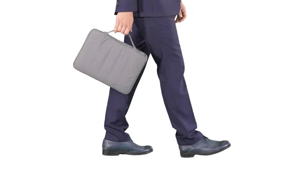 Bello uomo d'affari in giacca e cravatta cammina con una valigetta su sfondo bianco. — Foto Stock