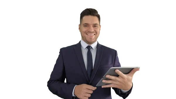 Hombre guapo deslizando páginas en la tableta y sonriendo a la cámara en wh — Foto de Stock