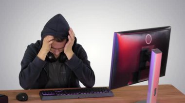 Çalışmaktan yorulmuş, gradyan arkaplan üzerine geliştirme programcısı.