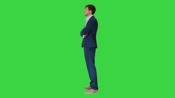 Hombre de negocios confiado mostrando pulgares hacia arriba y gestos ok en una pantalla verde, Clave de croma. — Vídeos de Stock
