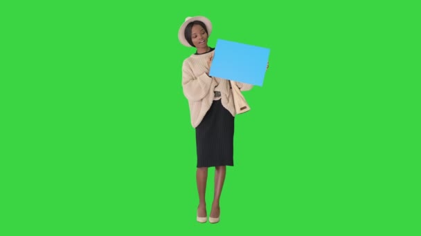 African American Woman Holding a Blank Placard on a Green Screen, Chroma Key. — Stock Video