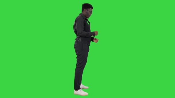 Giovane uomo d'affari afroamericano in piedi occhiali e tirando giù il gilet su uno schermo verde, Chroma Key. — Video Stock