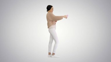 Güzel esmer, gradyan arkaplanda selfie çekiyor..