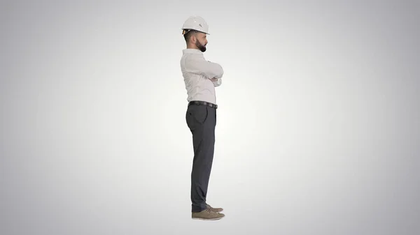 Μηχανικός με αυτοπεποίθηση φορώντας ένα λευκό κράνος στέκεται και αλλάζει — Φωτογραφία Αρχείου