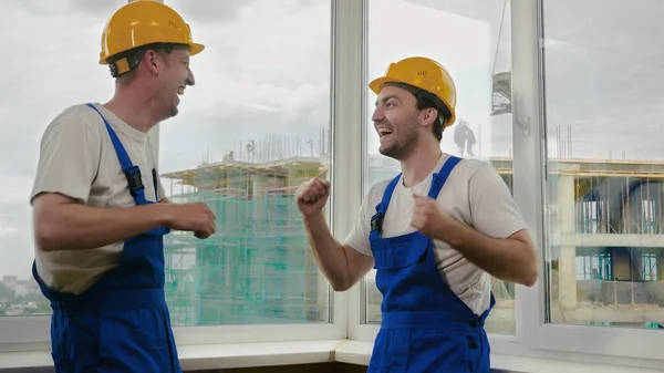 Cheering construction workers. Expressive emotions after success. — Stock Photo, Image