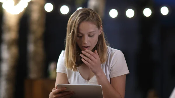 Zaniepokojona kobieta sprawdza zawartość tabletu w Internecie. Zszokowane emocje. — Zdjęcie stockowe