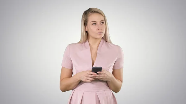 Retrato de sorridente jovem senhora ler mensagem de texto em seu mobil — Fotografia de Stock