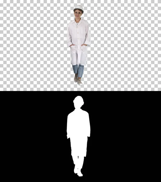Donna in camice bianco e cappello rigido a piedi, Alpha Channel — Foto Stock