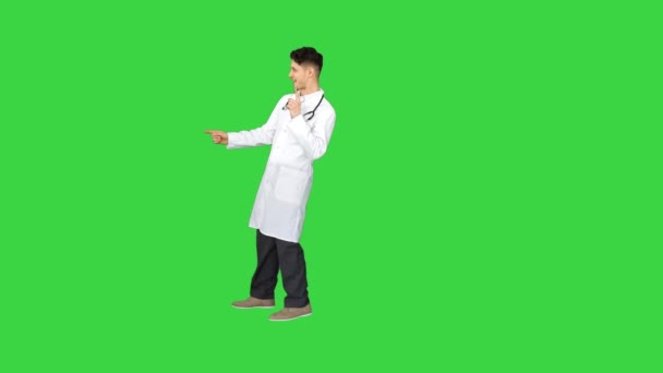 Νεαρός γιατρός με ρόμπα εργαστηρίου που χορεύει σε πράσινη οθόνη, Chroma Key. — Αρχείο Βίντεο