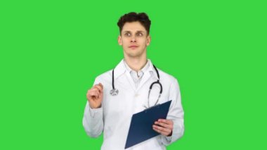 Doktor elinde tabletle yeşil ekranda dans ediyor, Chroma Key..