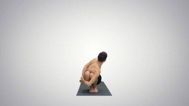 Yoga yapan adam aşağı ve yukarı doğru köpek pozu veriyor.