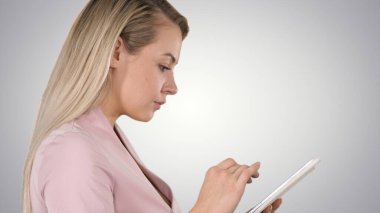 Eğim arkaplanı olarak tablet kullanan hoş bir kadın.