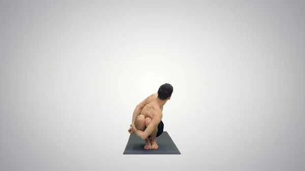 Man gör yogaövning nedåt och uppåt vänd hundpose, adh — Stockfoto