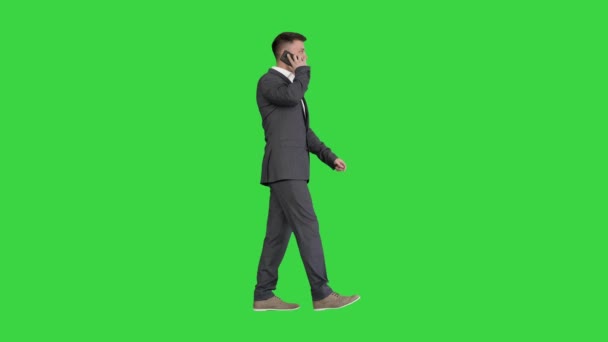 Yeşil Ekran 'da yürüyen ve konuşan bir iş adamı, Chroma Key. — Stok video