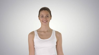 Gülümseyen kadın değişken arka planda yürüyor.