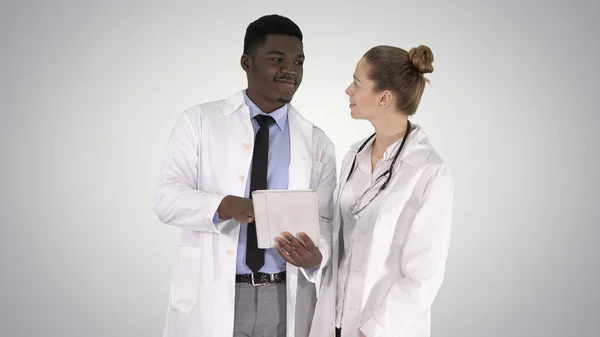 Intellektuell hälso- och sjukvårdspersonal afro amerikansk läkare med c — Stockfoto