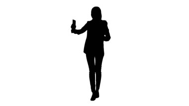 Siluet Genç, tesettürlü Müslüman bir kadın video çağrısı yapıyor.
