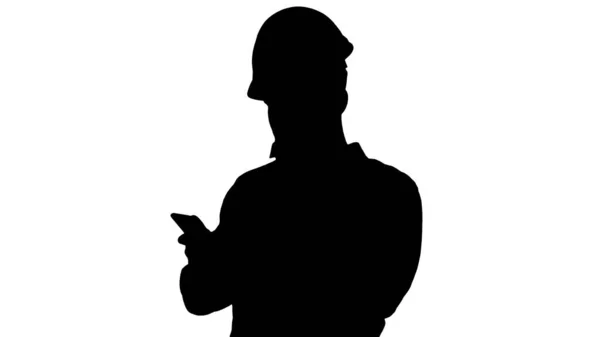 Умный инженер в белой рубашке и защитной шляпе — стоковое фото
