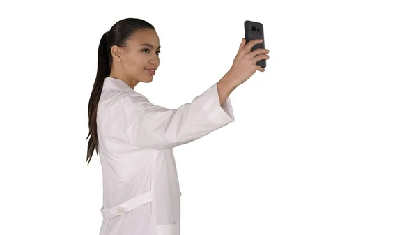 Stijlvolle europese arts brunette het nemen van selfie op telefoon, terwijl wa — Stockfoto