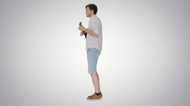 Ukulele 'li bir adam arka planda şarkı söylüyor..