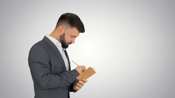 Hombre de negocios escribiendo ideas sobre el fondo de gradiente. — Foto de Stock