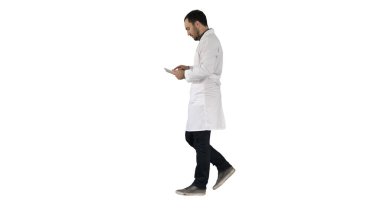 Tıbbi bakım ve sağlık sigortası. Doktor beyazı kontrol etmek için tablet kullanıyor.