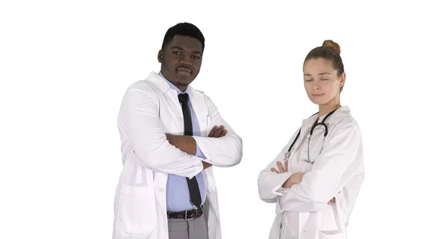 Mulher e homens médicos com braços cruzados no fundo branco. — Fotografia de Stock