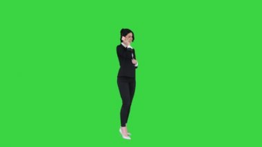 Yeşil Ekran, Chroma Key 'de başarılı bir çağrı yaptıktan sonra dans eden iş kadını..