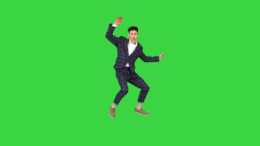 Katı takım elbiseli genç, çekici erkek dansçı yeşil ekranda dans ediyor, Chroma Key.