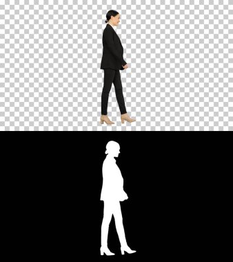 Kendine güvenen iş kadını kameraya doğru yürüyor.