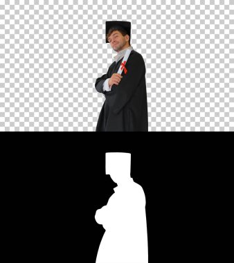 Mezuniyet cüppeli bir erkek öğrenci farklı pozlar veriyor.