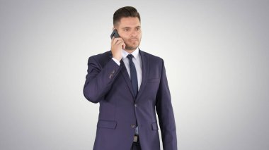 Takım elbiseli ve kravatlı düşünceli genç işadamı birkaç arama yapıyor.