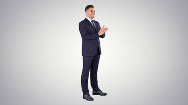 İşadamı, değişken arkaplanı alkışlıyor..