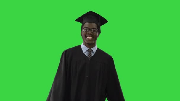 Heureux Afro-Américain Homme Étudiant en robe de remise des diplômes marchant sur un écran vert, Chroma Key. — Video
