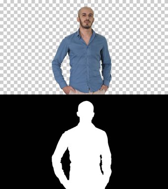 Sıradan bir kıyafet giyen yakışıklı genç bir Arap, putti.