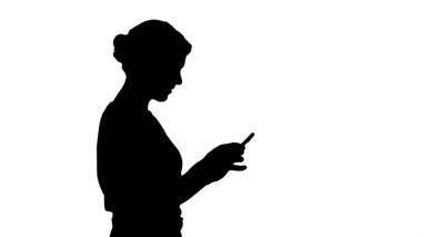 Siluet Cep telefonu kullanan güzel bir kadın.