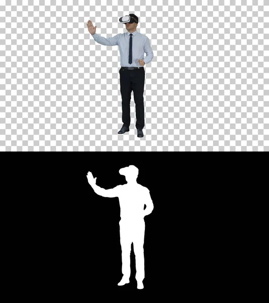 VRメガネのビジネスマンと仮想現実との相互作用o — ストック写真